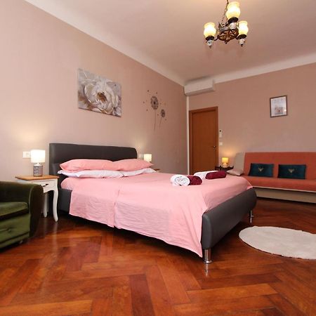 Guest House Barocco Ровінь Екстер'єр фото