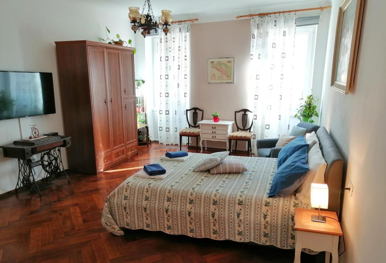 Guest House Barocco Ровінь Екстер'єр фото