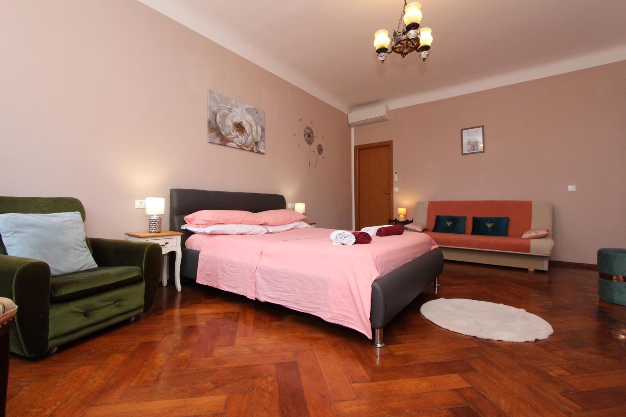 Guest House Barocco Ровінь Екстер'єр фото